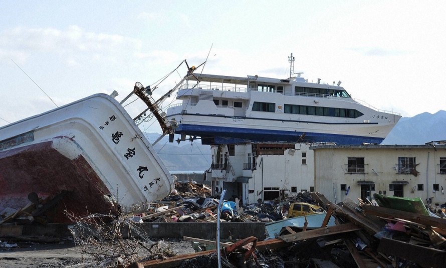 津波で打ち上げられた観光船が屋根にのった岩手県大槌町の建物Ⓒ毎日新聞社resize