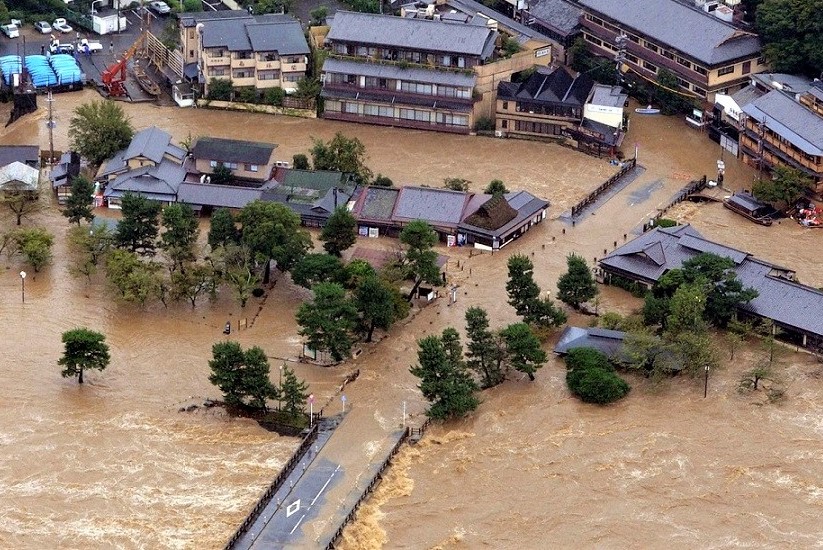 夏の注意事項まとめ-P②台風にともなう豪雨で完遂した地域Ⓒ毎日新聞社